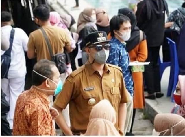 Walikota Bukittinggi Erman Safar saat meninjau pelaksanaan vaksinasi covid-19 gratis